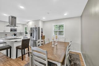 Spacious Getaway Near DC & Potomac River home - 8