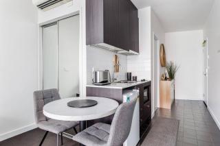 Mercura - Modern CBD Escape by Queen Victoria Market - 9