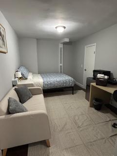 Roslyn Room 2 Private Entrance and Bathroom - 0