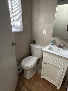 Roslyn Room 2 Private Entrance and Bathroom - 4
