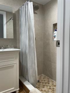 Roslyn Room 2 Private Entrance and Bathroom - 3