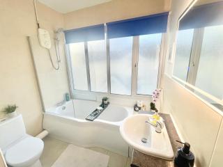 Coastline Retreats - Stunning Sea View Apartment, Netflix - 3