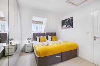 6 Bedroom 3 Bathroom House in Bicester Village - 2