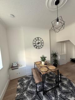 Seaside Home - Spacious Rooms - TV's in Every Room - 3