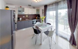 Gorgeous Apartment In Veprinac - 7