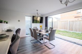 Luxury Deluxe Favoured Home - 4 bedroom - 9 Guests - Contractors Welcome - 7