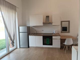 Bright and private apartment with yard - 6