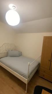 Spacious 4 bedroom house 30mins from London Bridge - 3