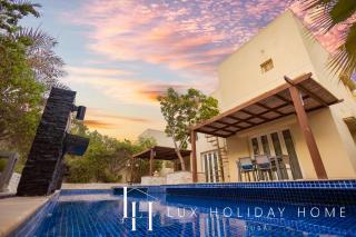 LUX The Meadows 5 Bed Villa - 1