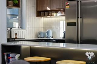 KozyGuru | Rozelle | Sunny Brick Gem + Parking - 1