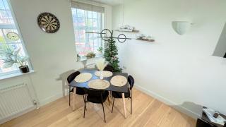 Vibrant 2-Bed Apartment 1 Min Walk to Tube Central London Base Free WiFi - 6