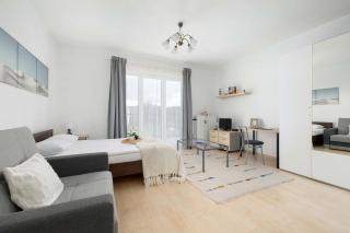 Bright Studio in Cracow with Desk and Bathtub by Noclegi Renters - 1