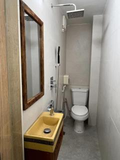 Cozy Rooftop Retreat with Netflix & Gym, Near Metro & Mall - 3
