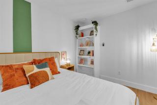 Modern Studio Unit Near Downtown, King Bed, WiFi - 6