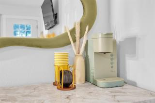 Modern Studio Unit Near Downtown, King Bed, WiFi - 4