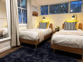 Chic Paddo Stay Pool Fire Pets - 1