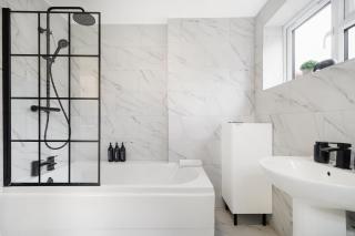 Modern 3BR Home in Bedford, Sleeps 5 - 5