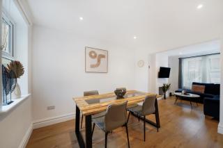 Modern 3BR Home in Bedford, Sleeps 5 - 7