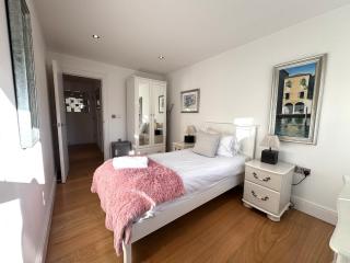 2 Bed, 2 Bath Apartment by Accommodation Windsor - 1