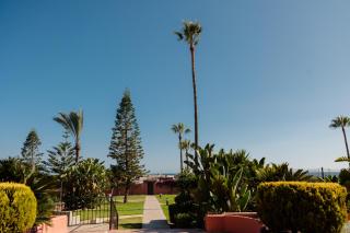 Beachfront apartment with terrace, pool and tennis court in Costabella, Marbella - 8