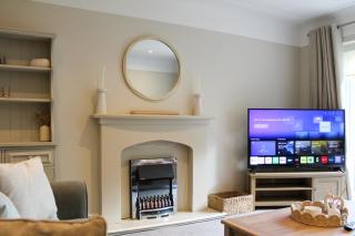 Spacious 3-Bed Bungalow with Parking in Pensby by Rework Accommodation - 3