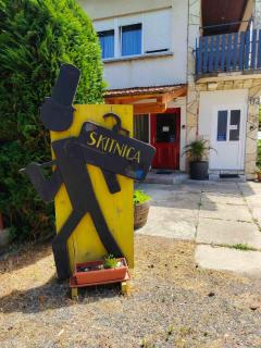 Skitnica Red door - 1