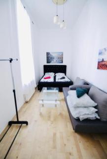 Elegant & Modern 3BR Apartment Near Augarten Park - 0