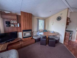 6 Berth Caravan At St Osyth Beach Holiday Park In Essex Ref 28007Gc - 4