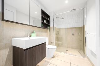 2BR 2BA Southbank Gateway Parking Pool Gym - 3