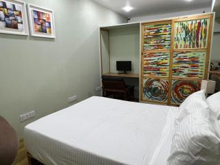 Cozy Rooftop Retreat with Netflix & Gym, Near Metro & Mall - 9