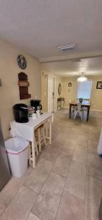 Historic District Downtown 3 Bedroom Apt with porches - 2