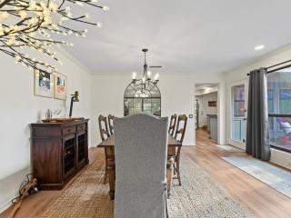 North Dallas Retreat - 3 BR - Spacious Backyard - 8