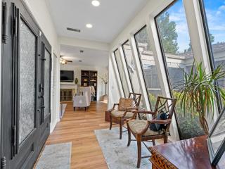 North Dallas Retreat - 3 BR - Spacious Backyard - 4