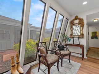 North Dallas Retreat - 3 BR - Spacious Backyard - 3