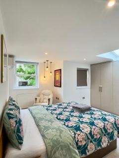 Woodpecker 4 Bed House in London - 6