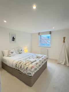 Woodpecker 4 Bed House in London - 4