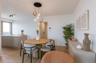 Beachfront Bliss - Stunning Sea Views & Balcony - 2