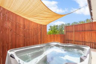 Urban Retreat at Coddiwomple Cottages - 0