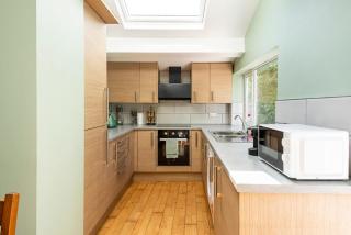 Spacious 3BR Family Home with Big Garden - 1