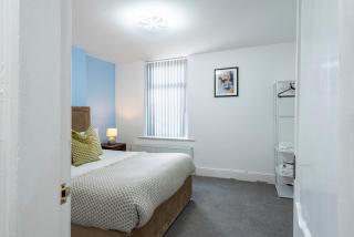 Spacious 3BR Family Home with Big Garden - 5