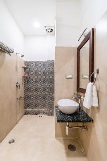 Stylish & Cozy Retreat With Jacuzzi - 1