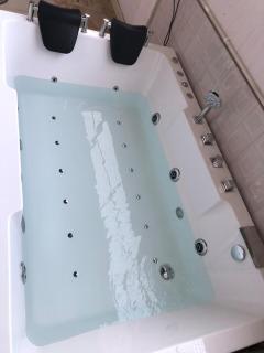 Stylish & Cozy Retreat With Jacuzzi - 6