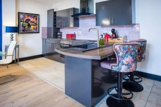 The Savoy Suite, King Size 2 Bedroom by The Hive WA1 - 1