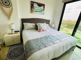 Modern condo 9 minutes from the beach - 4