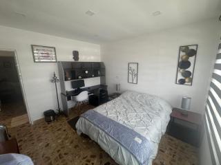 Casa céntrica retro-moderna con 46 amenidades - 1