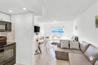 Modern Studio - Bay & Skyline Views - Free Parking - 3