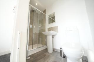 Private on suites- Private Bathroom every room-1 Bus to Heathrow Airport - 2