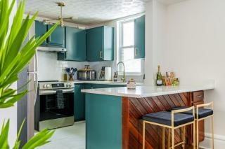 Prime Location Top Rated Clean Parking Free! - 8