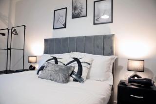 Modern 2 Bed, 2 Bath Apt with Ensuite By Avalora Short Lets & Serviced Accommodation Salford, Near Tram Central Manchester, Train station, Parking - 8