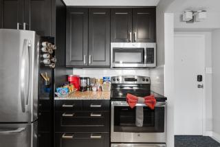 Downtown Calgary 2BR Apartment – 2 Queen Beds, Sauna, Gym, Covered Parking, Balcony - 7